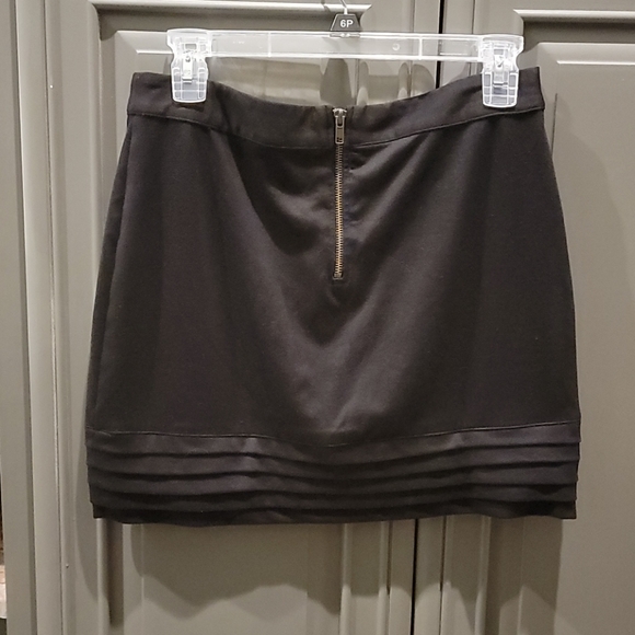 Thick Fabric Black Zip Skirt - Picture 2 of 3
